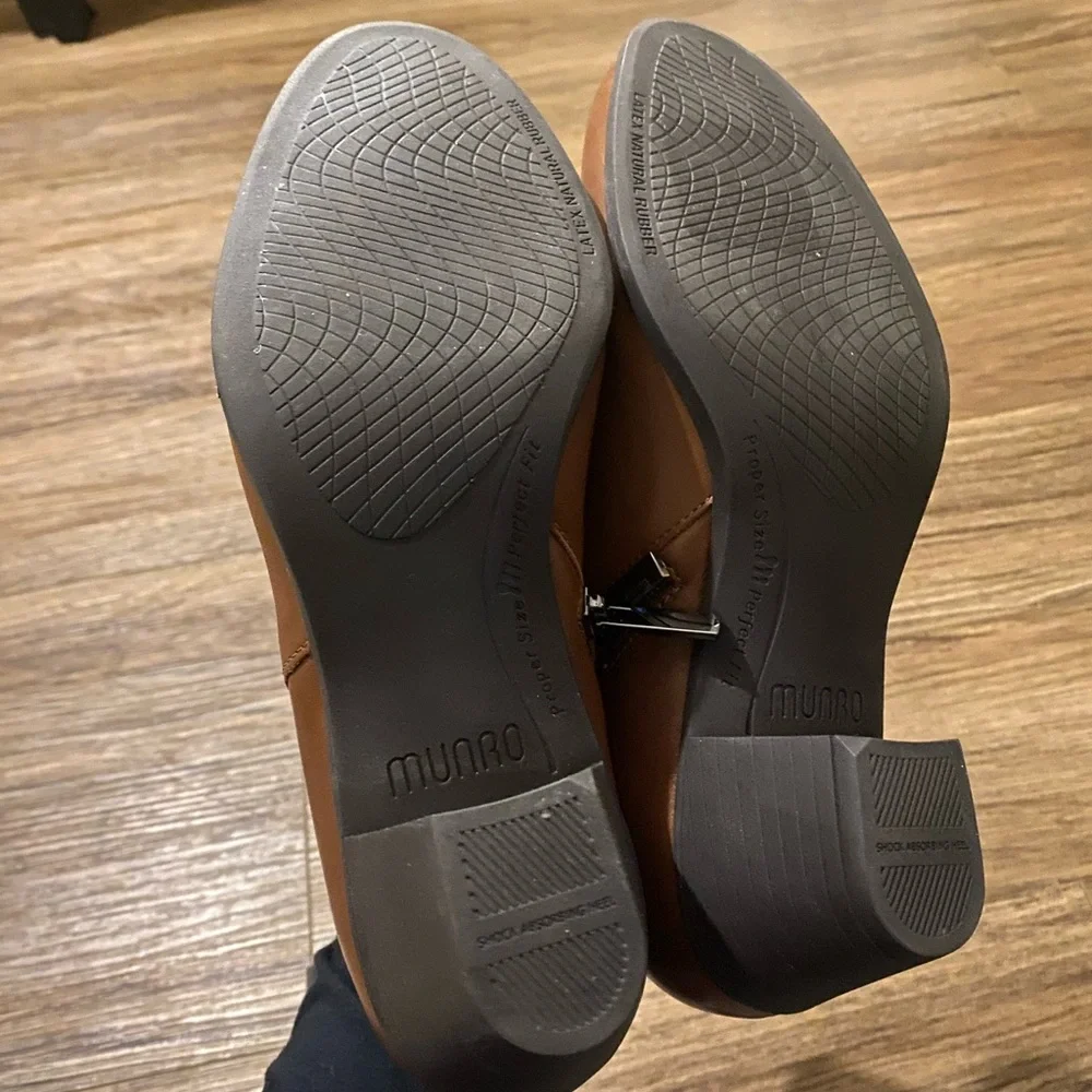 Munro Brown Ankle Booties. women’s size 7